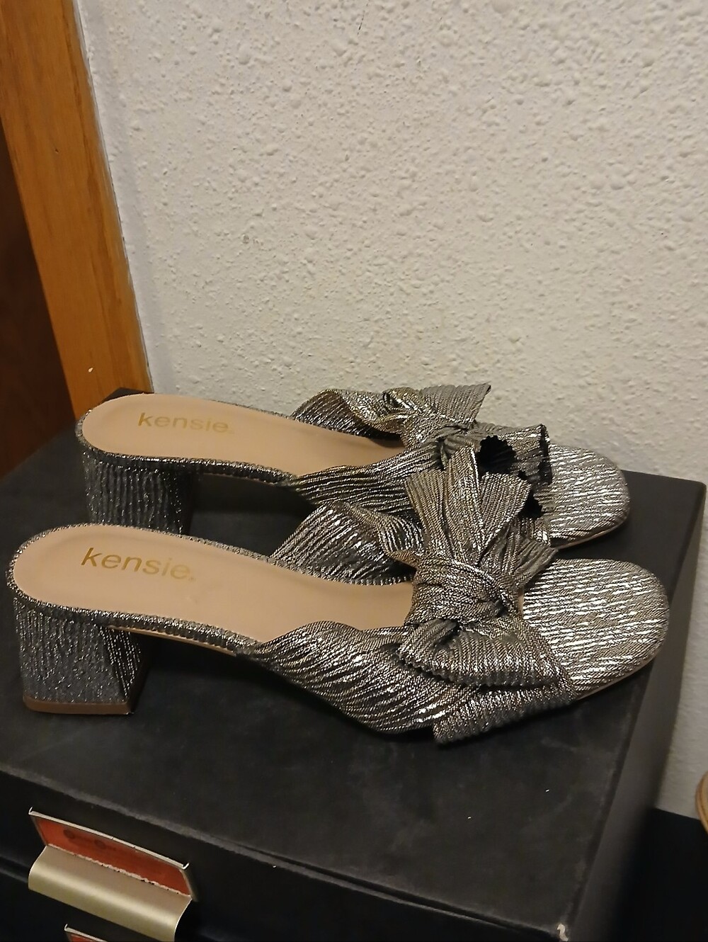 ​Kensie Silver Metallic Sparkle Bow Block Heel Mule Sandals Size 7.5